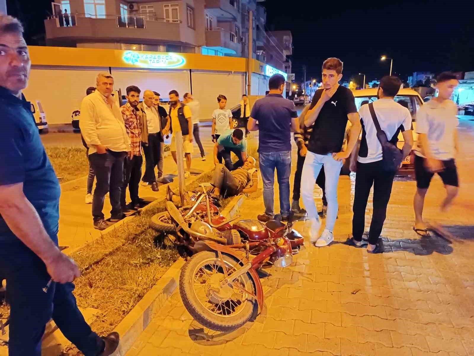 ANTALYA’DA MOTOSİKLETLE OTOMOBİL ÇARPIŞTI: 1 YARALI