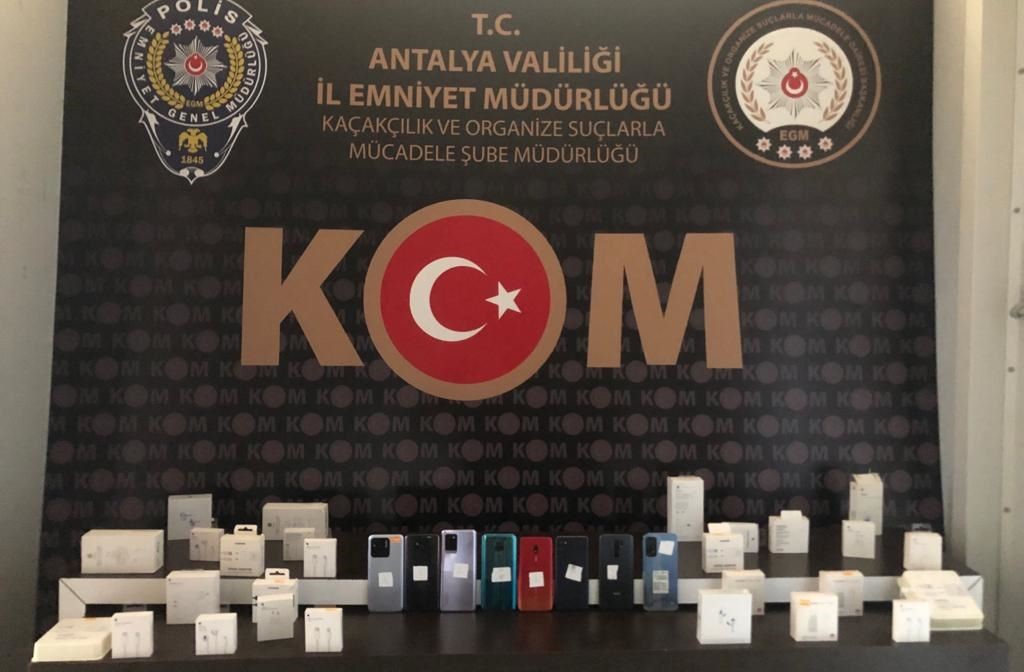 ANTALYA’DA POLİSİN GERÇEKLEŞTİRDİĞİ OPERASYONDA ÇOK SAYIDA GÜMRÜK KAÇAĞI ELEKTRONİK EŞYA