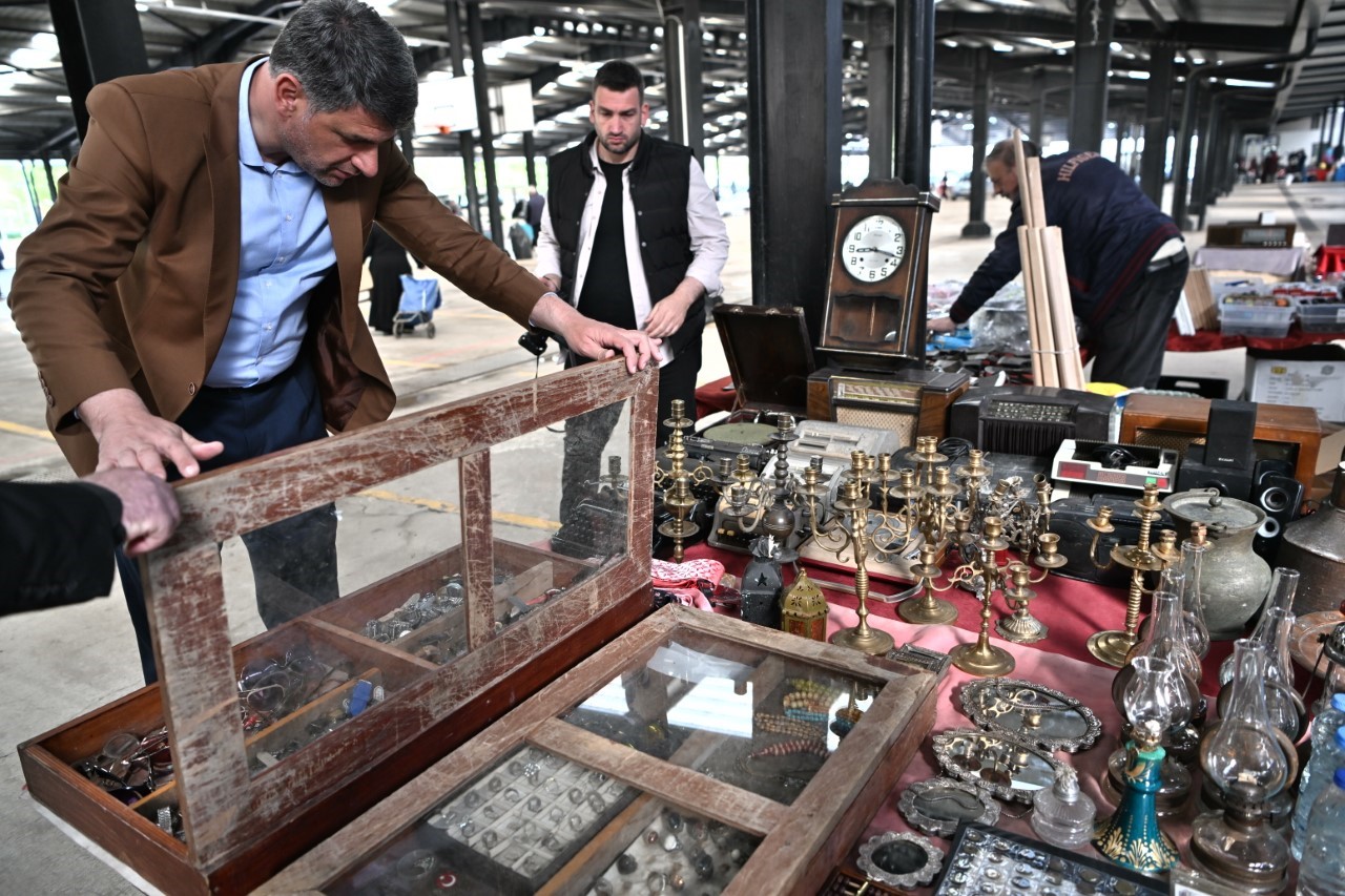 KARTEPE BELEDİYESİ TARAFINDAN İLÇEDE ANTİKA PAZARI KURULDU. PAZARI ZİYARET EDEN