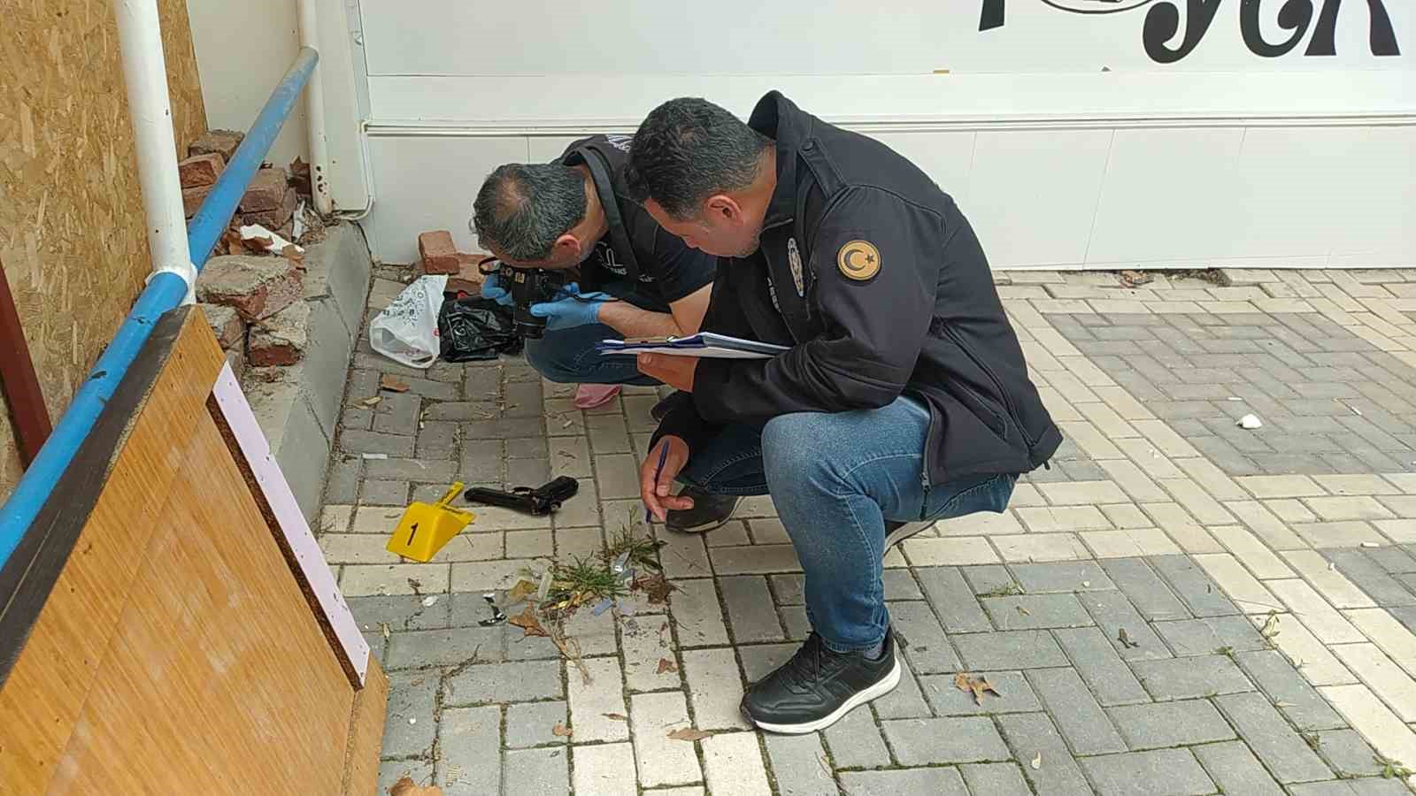 ÇORUM’DA BİR BİNANIN BAHÇESİNE ATILMIŞ TABANCA BULUNDU.