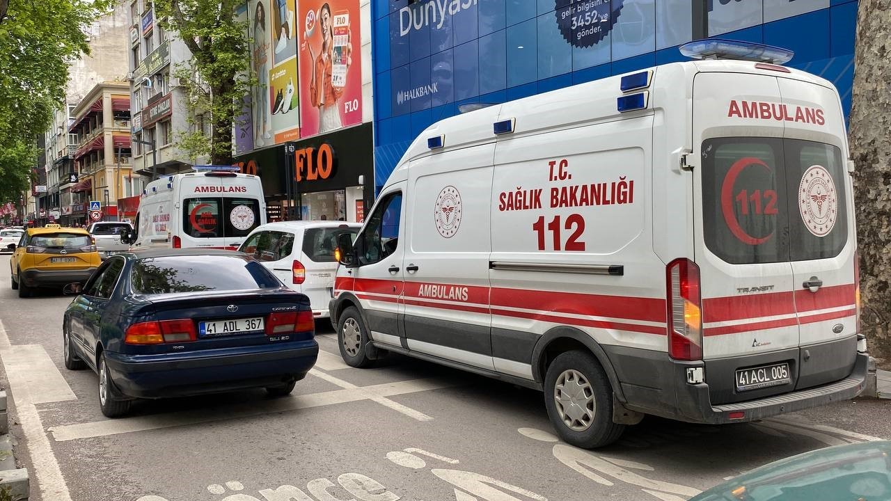 KOCAELİ'NİN İZMİT İLÇESİNDE 7 KATLI İŞ MERKEZİNİN APARTMAN GÖREVLİSİ, SU