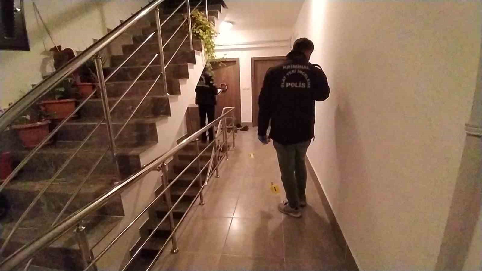ÇORUM'DA BİR APARTMANA GİREN KİMLİĞİ BELİRSİZ ŞAHISLAR POMPALI TÜFEK İLE