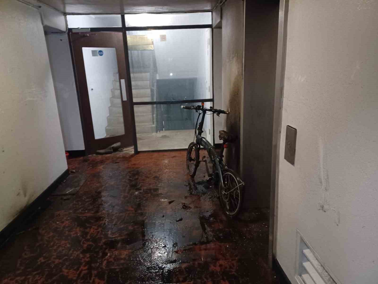 İNGİLTERE’NİN BAŞKENTİ LONDRA’DAKİ BİR APARTMANDA BULUNAN ELEKTRİKLİ BİSİKLETİN BATARYASI BOMBA