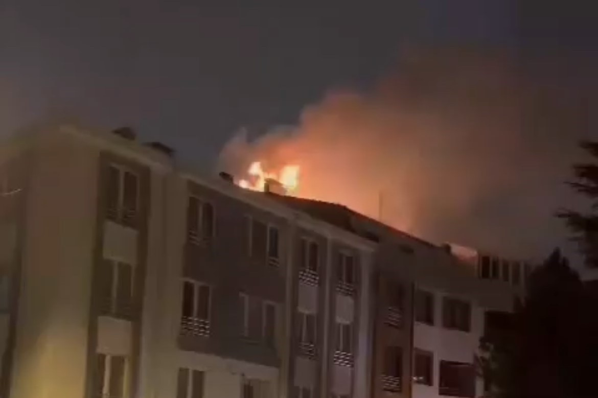 ESKİŞEHİR’DE BİR BİNANIN ÇATI KATINDA ÇIKAN YANGIN İTFAİYENİN MÜDAHALESİYLE SÖNDÜRÜLDÜ.