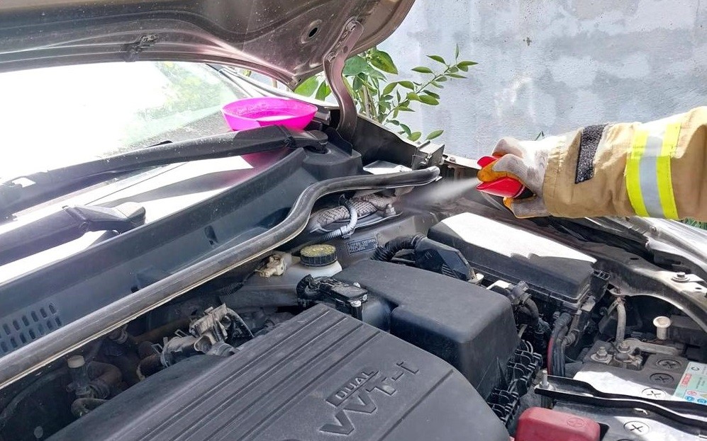 GÖMEÇ İLÇESİNDE MOTOR BÖLÜMÜNE BİR GİREN ZEHİRLİ YILAN KORKULU ANLAR