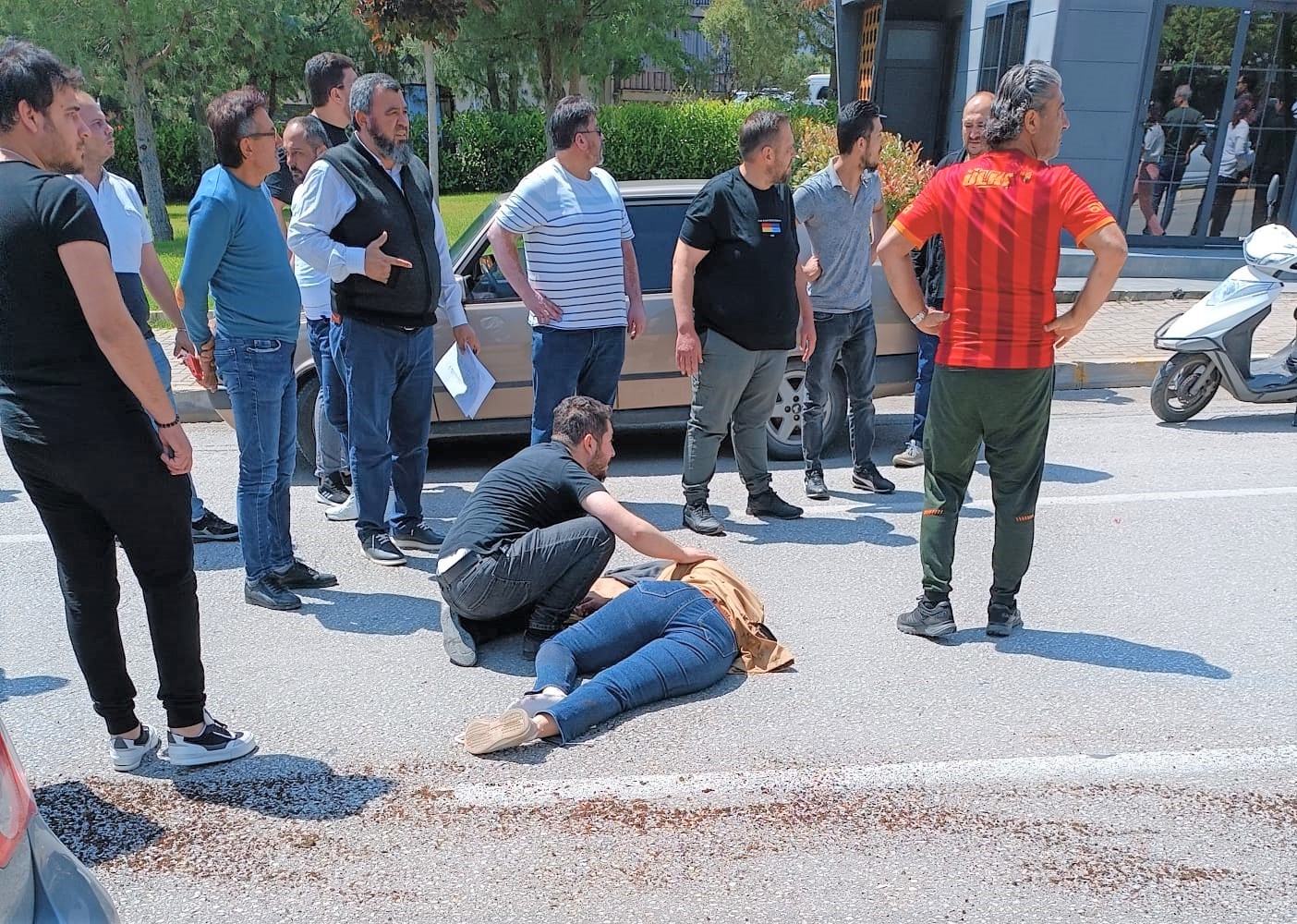 DENİZLİ’NİN MERKEZEFENDİ İLÇESİNDE KARŞIDAN KARŞIYA GEÇMEYE ÇALIŞAN YAYA, OTOMOBİLİN ÇARPMASI