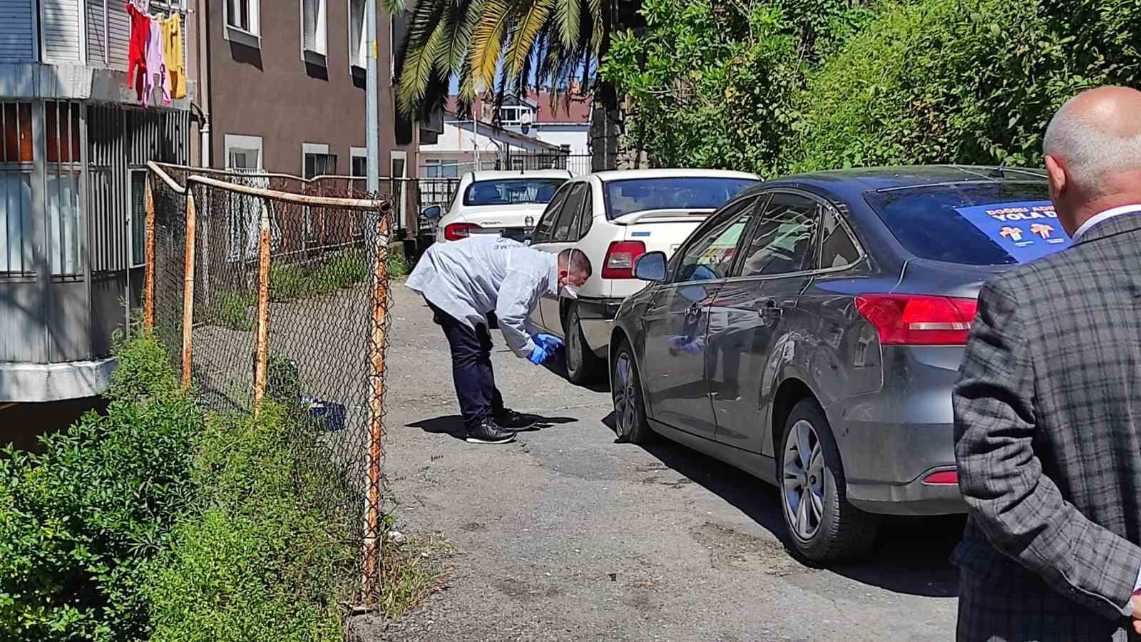 ZONGULDAK'IN EREĞLİ İLÇESİNDE ÜZERİNDE PARTİ AFİŞİ BULUNAN OTOMOBİLİN LASTİKLERİ KİMLİĞİ