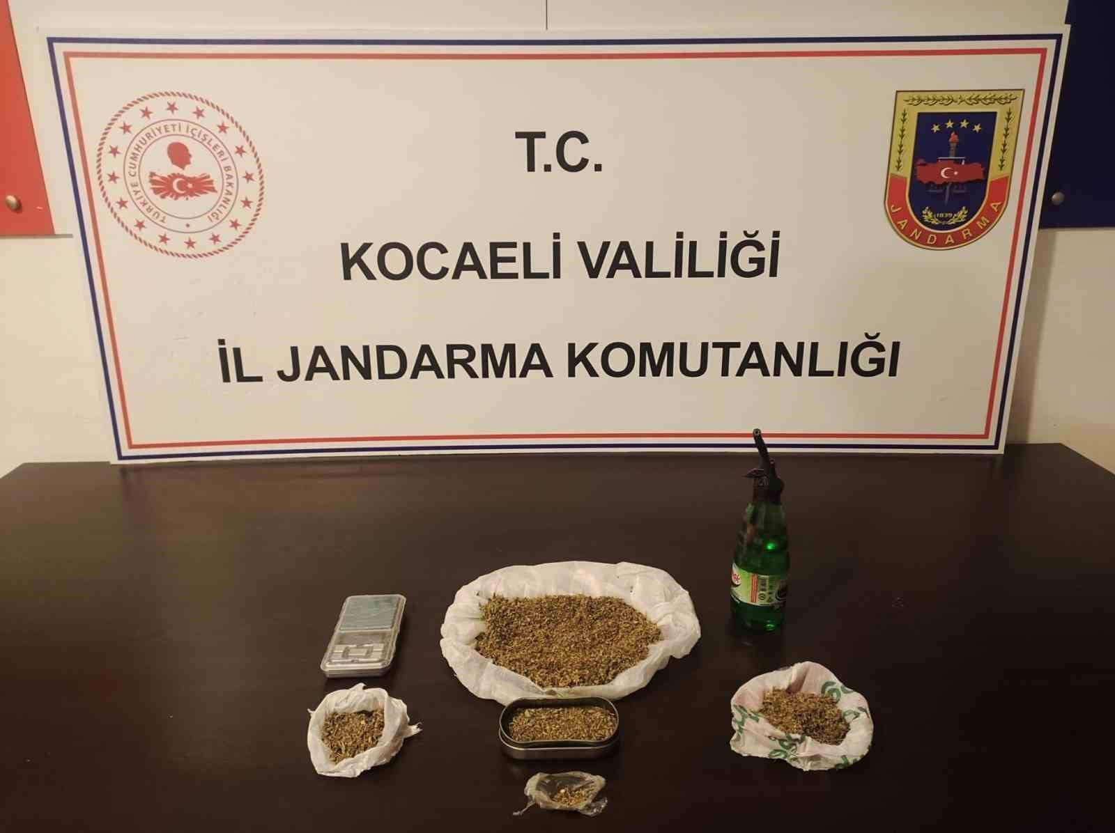 KOCAELİ'NİN GEBZE VE İZMİT İLÇELERİNDE ŞÜPHELİ 2 ŞAHSIN ARACINDA YAPILAN