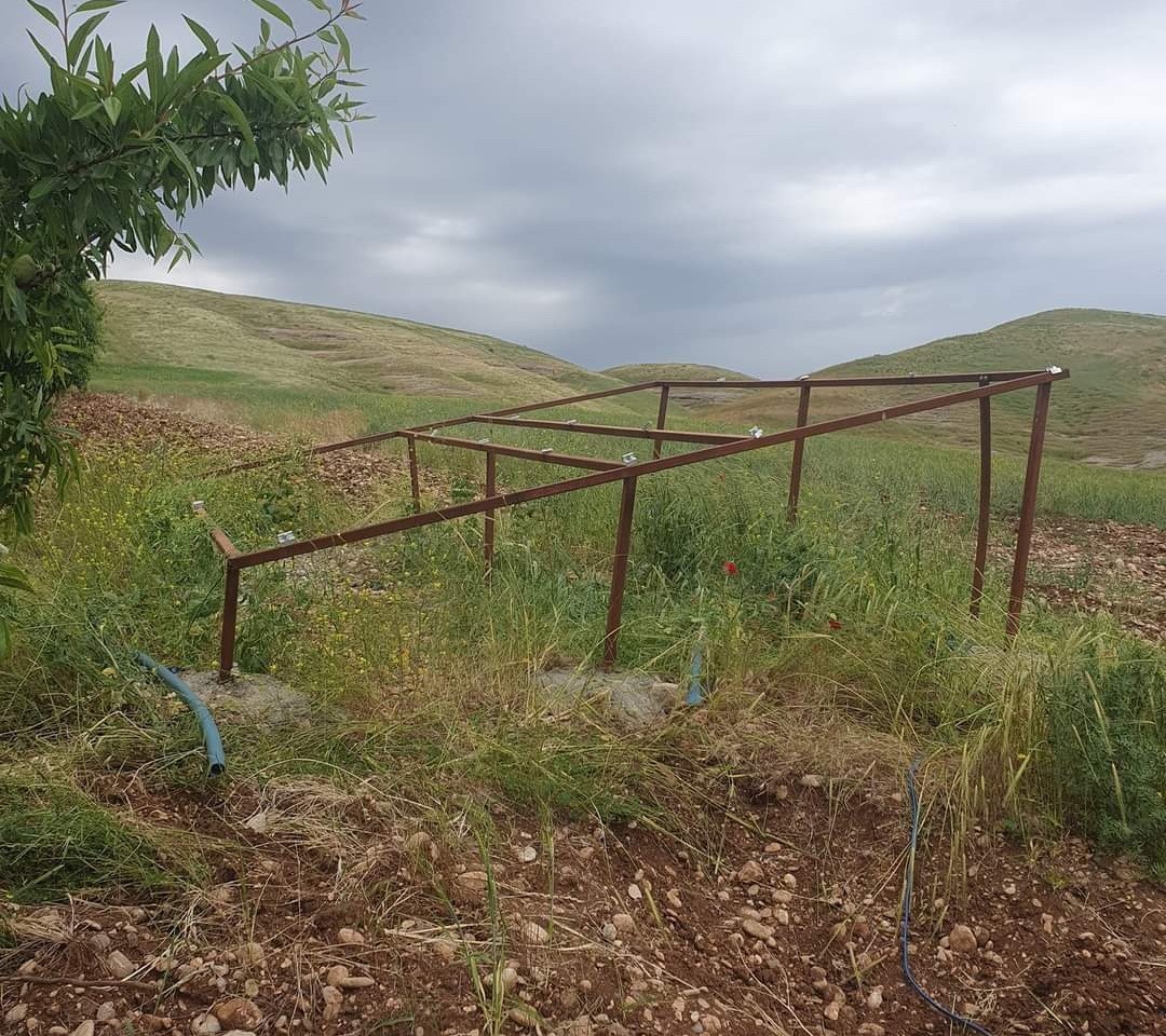 ADIYAMAN’IN BESNİ İLÇESİNDE BİR ARAZİ İÇERİSİNDE BULUNAN ELEKTRİK KABLOLARI VE