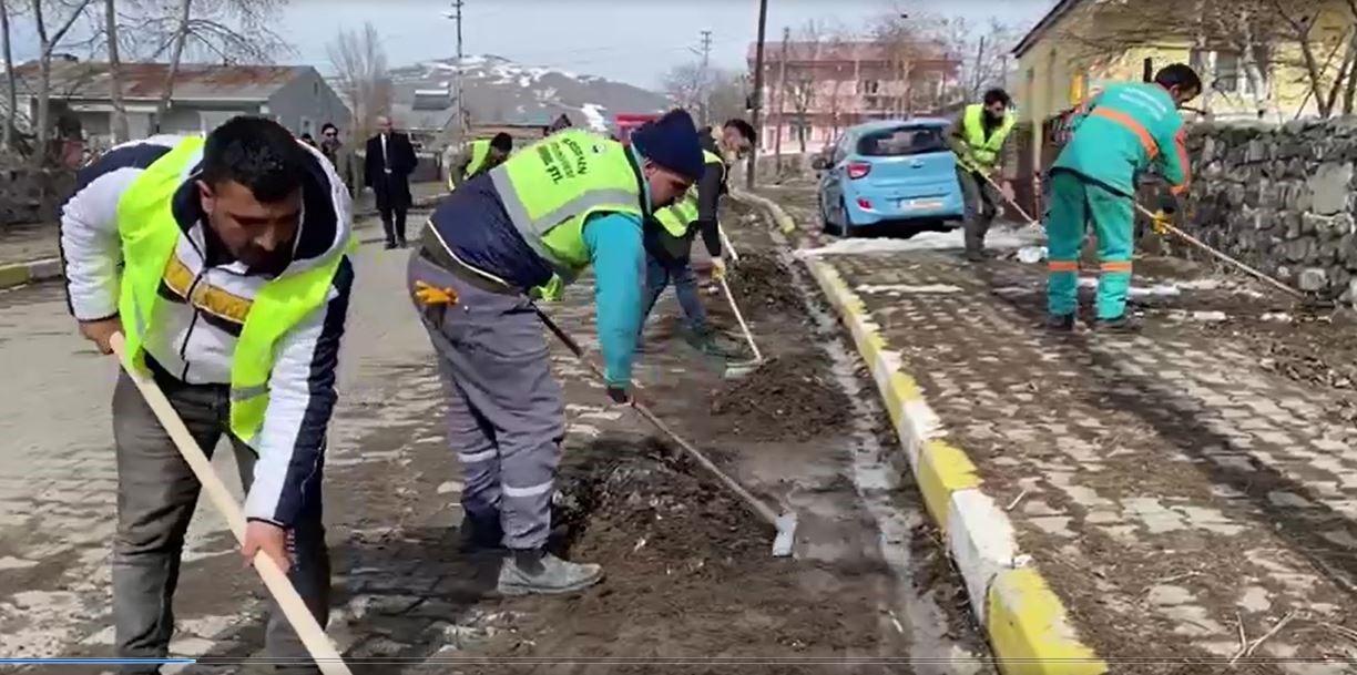 ARDAHAN BELEDİYESİ TEMİZLİK İŞLERİ MÜDÜRLÜĞÜ’NE BAĞLI EKİPLER BAHAR TEMİZLİĞİNE BAŞLADI.