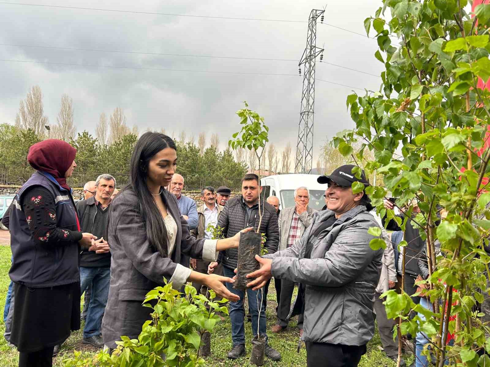 ARDAHAN'DA ARI ÜRETİCİLERİNE FİDAN VERİLDİ. (OLGUN YILDIZ/ARDAHAN-İHA)