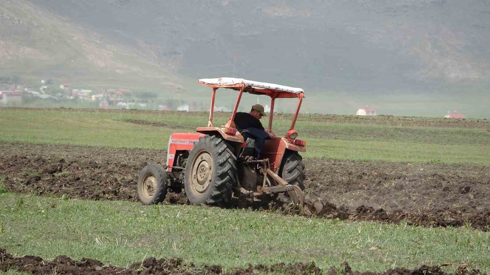ARDAHAN’DA ÇİFTÇİLERİN HUBUBAT EKİMİ MESAİSİ BAŞLADI. YILDA ORTALAMA 4 BİN