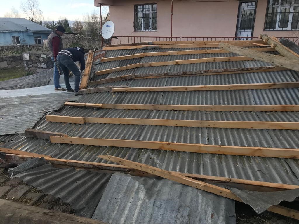 ARDAHAN'DA KUVVETLİ RÜZGAR ÇATILARI UÇURDU