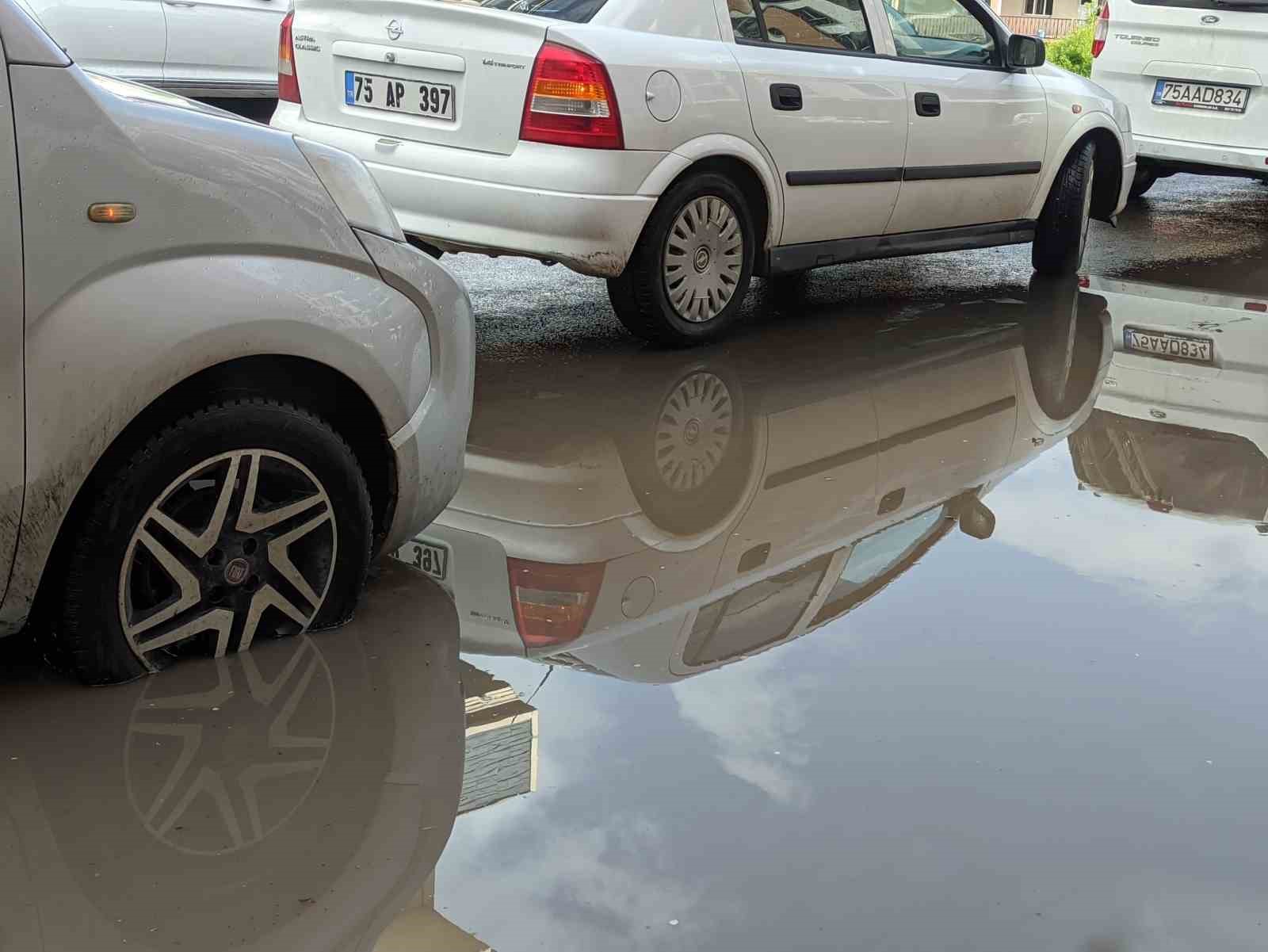 ARDAHAN’DA KUVVETLİ YAĞIŞ ETKİLİ OLDU. CADDE VE SOKAKLARDA SU BİRİKİNTİLERİ