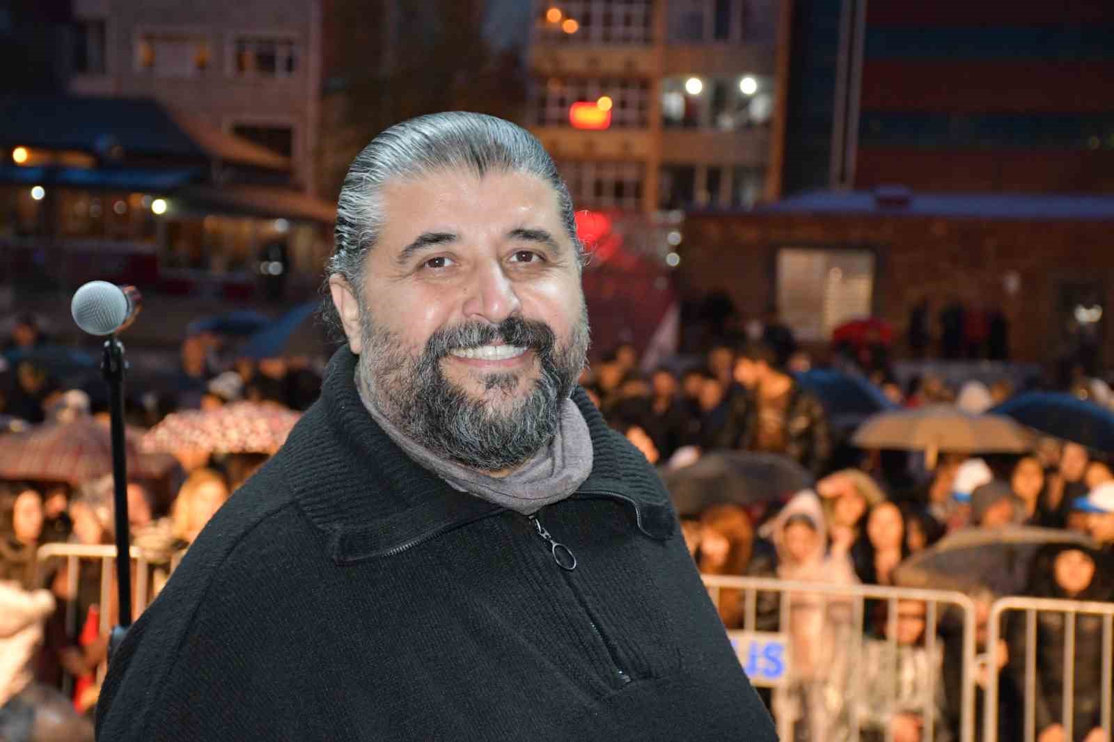 ARDAHAN’DA MUSTAFA ÖZARSLAN KONSERİNDE SAĞANAK YAĞIŞA RAĞMEN YÜZLERCE KİŞİ ALANI