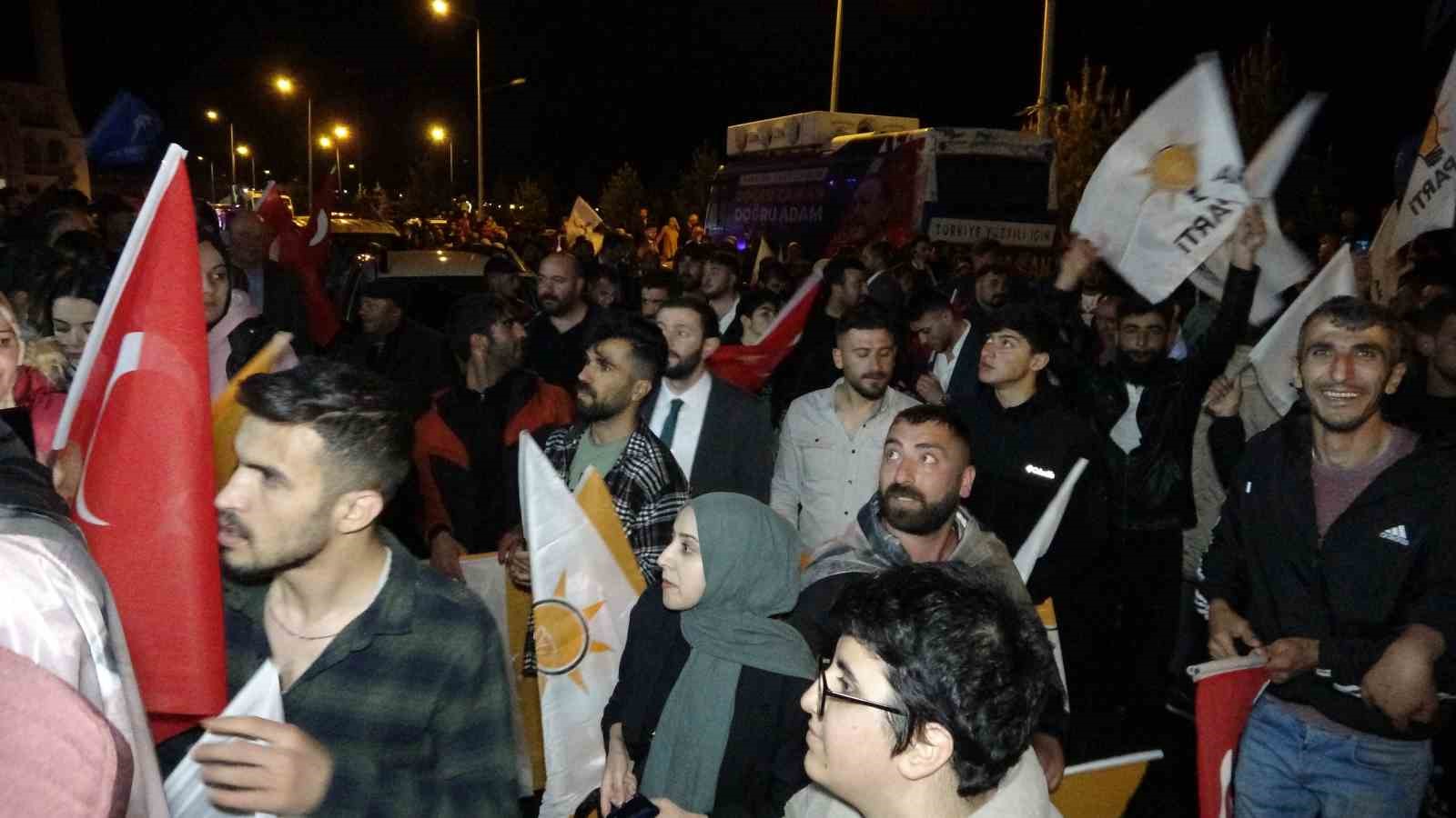 ARDAHAN'DA SEÇİM KUTLAMALRI BAŞLADI. (OLGUN YILDIZ/ARDAHAN-İHA)