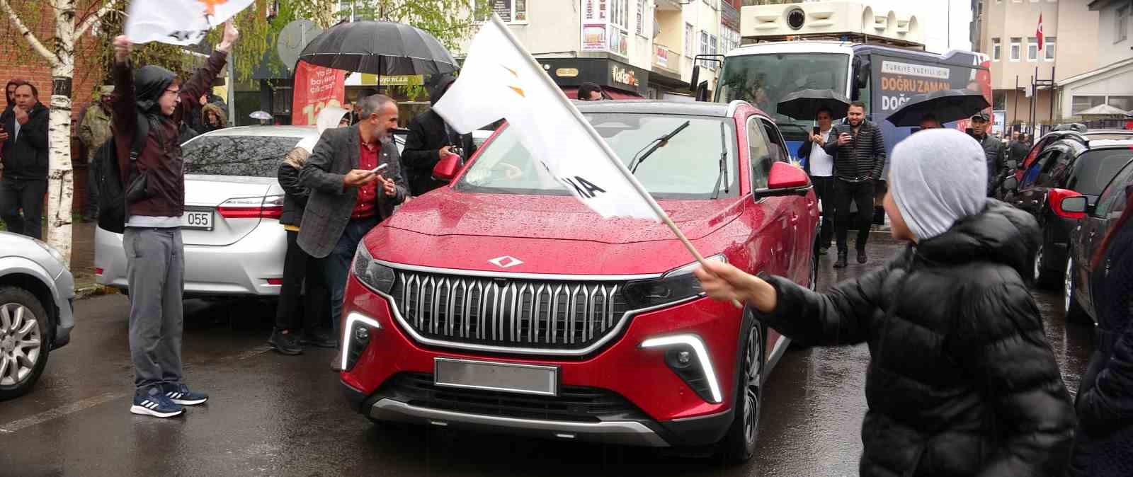 TÜRKİYE'NİN YERLİ OTOMOBİLİ TOGG'UN "ANADOLU KIRMIZISI" MODELİ ARDAHANLILAR'DAN YOĞUN İLGİ