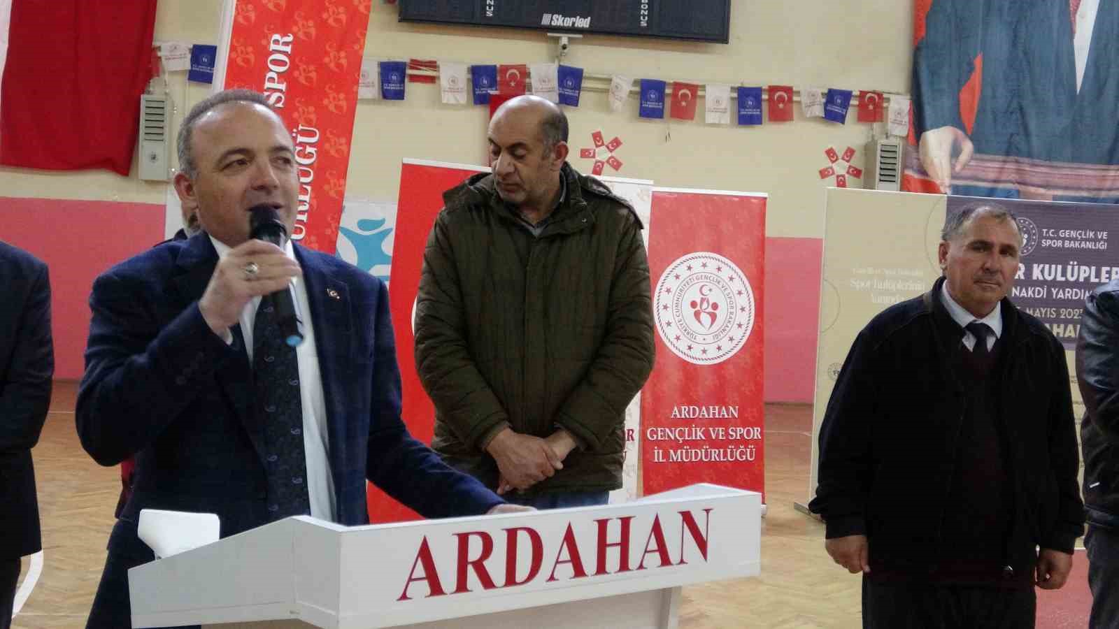 ARDAHAN'DAKİ AMATÖR SPOR KULÜPLERİNE AYNİ VE NAKDİ YARDIM YAPILDI. (OLGUN