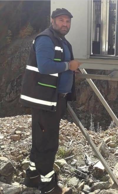 ARTVİN’İN YUSUFELİ İLÇESİNDE ARIZA İÇİN ELEKTRİK DİREĞİNE ÇIKAN İŞÇİ 