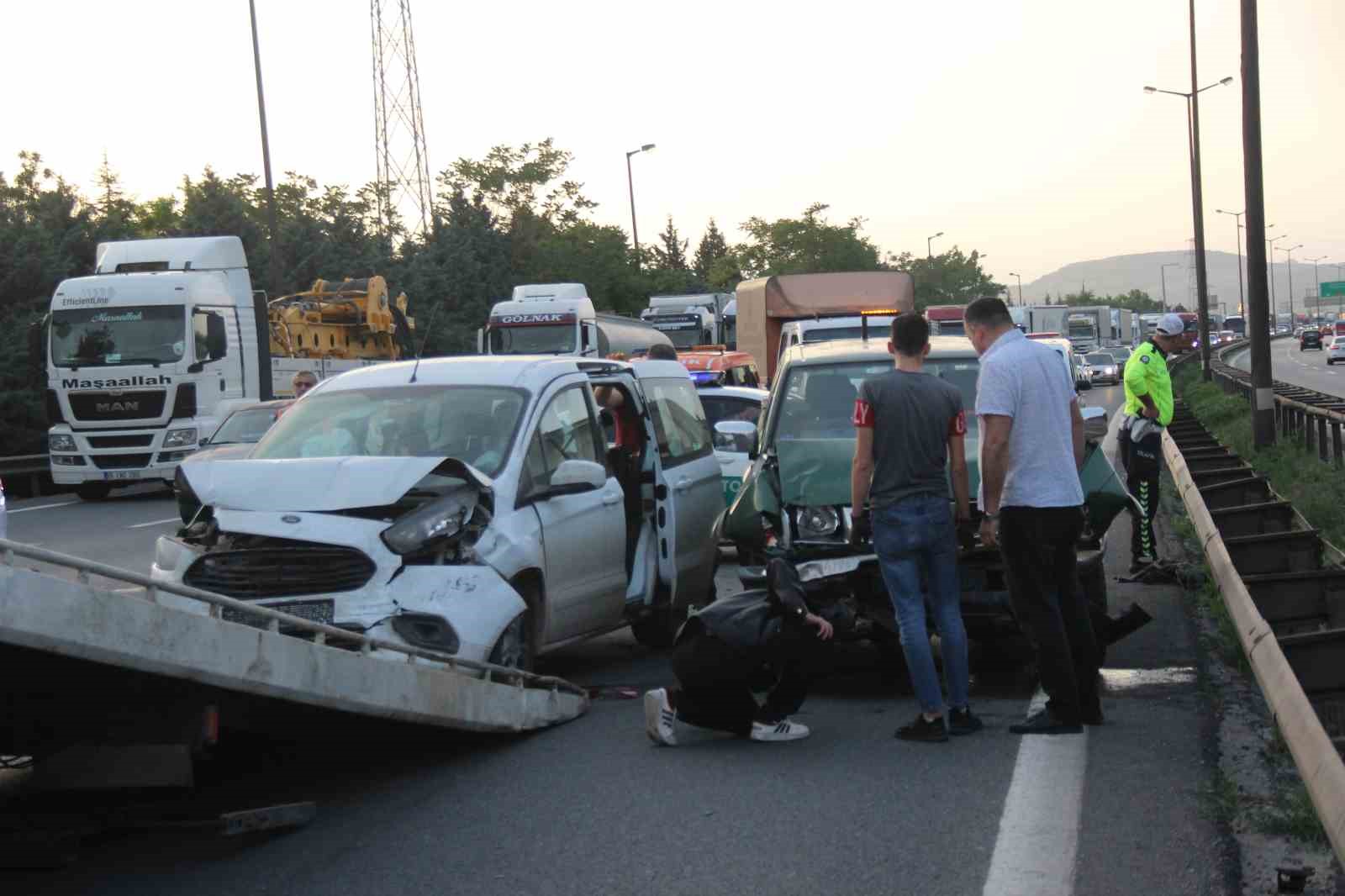 KOCAELİ TEM OTOYOLUNDA KAMYONETİN ARIZA YAPMASI NETİCESİNDE 4 ARAÇ ZİNCİRLEME