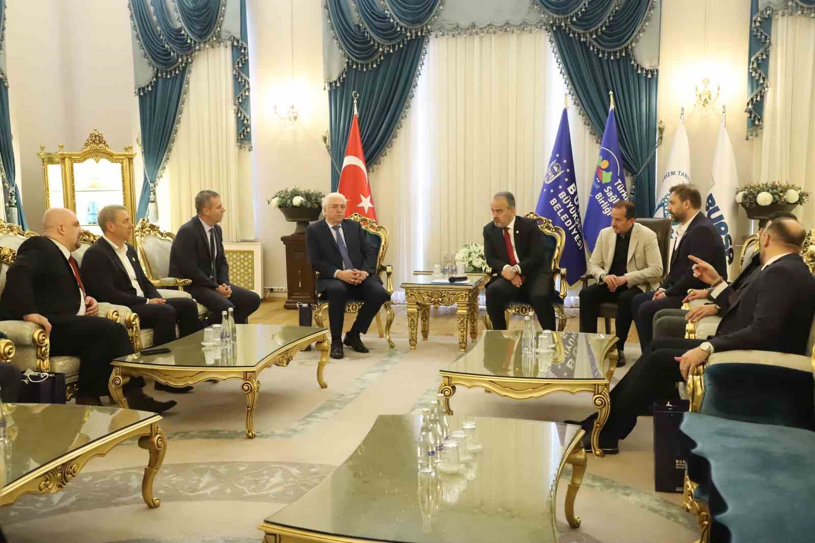 İKİ GÜN BOYUNCA DÜNYANIN 11 FARKLI ÜLKESİNDEN ARNAVUT KÖKENLİ İŞ