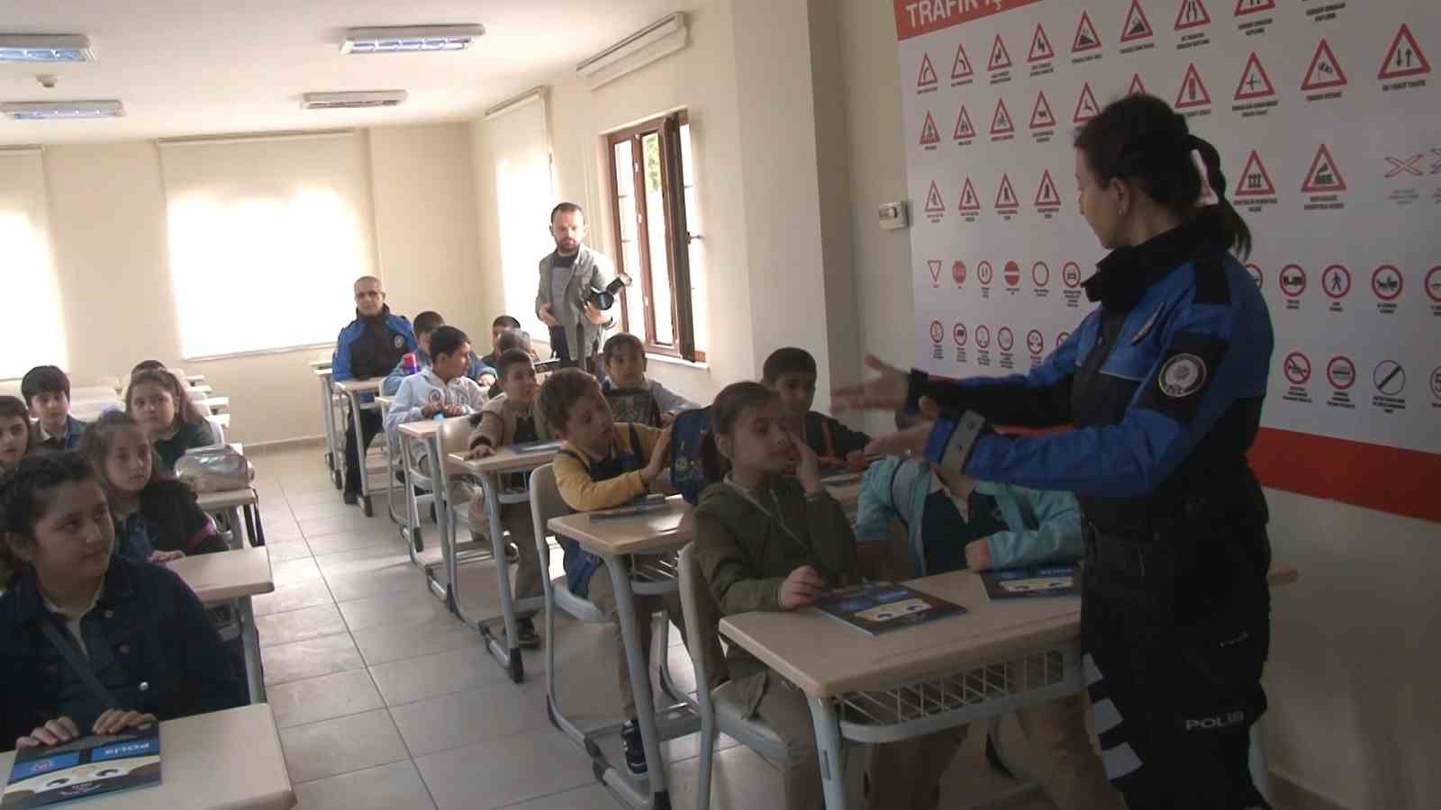 ARNAVUTKÖY’DE İLKOKUL ÖĞRENCİLERİNE TRAFİK VE İLKYARDIM HAFTASI NEDENİYLE UYGULAMALI TRAFİK