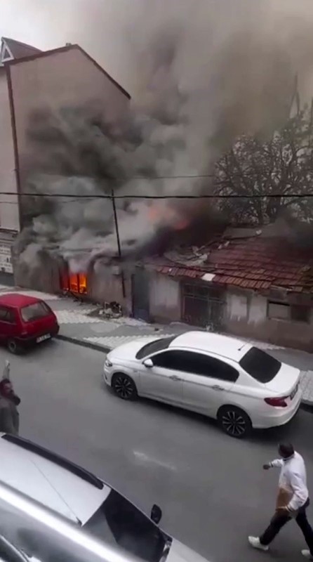ARNAVUTKÖY’DE METRUK BİR GECEKONDUDA HENÜZ BİLİNMEYEN BİR NEDENLE YANGIN ÇIKTI.