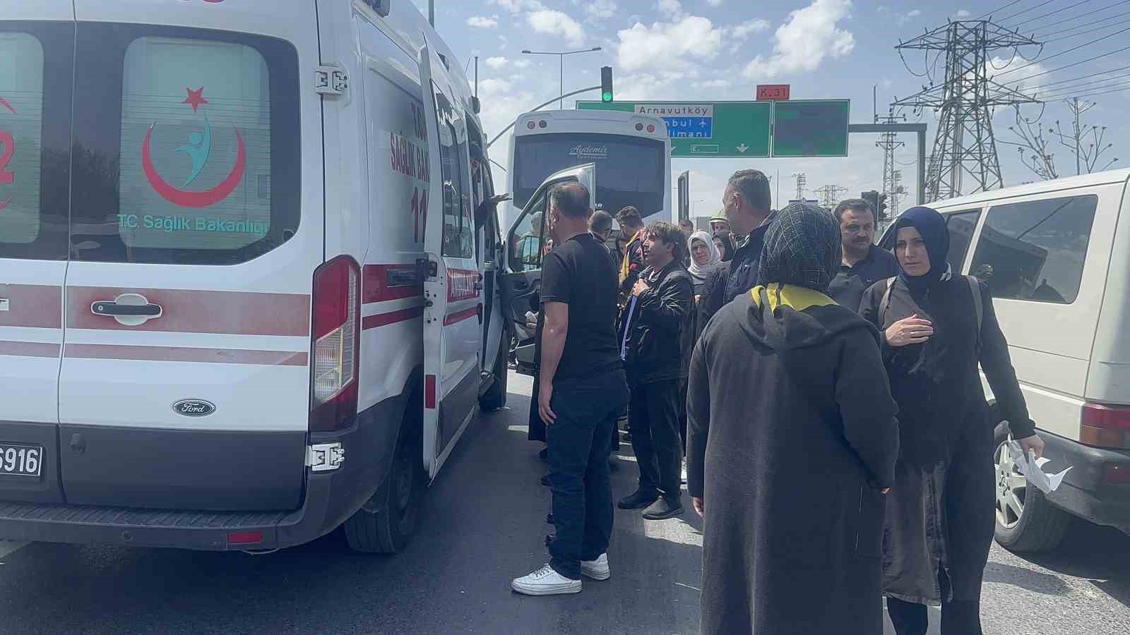 ARNAVUTKÖY’DE İŞÇİLERİ TAŞIYAN SERVİS ARACI KAZAYA KARIŞTI. ARAÇTA BULUNAN 9