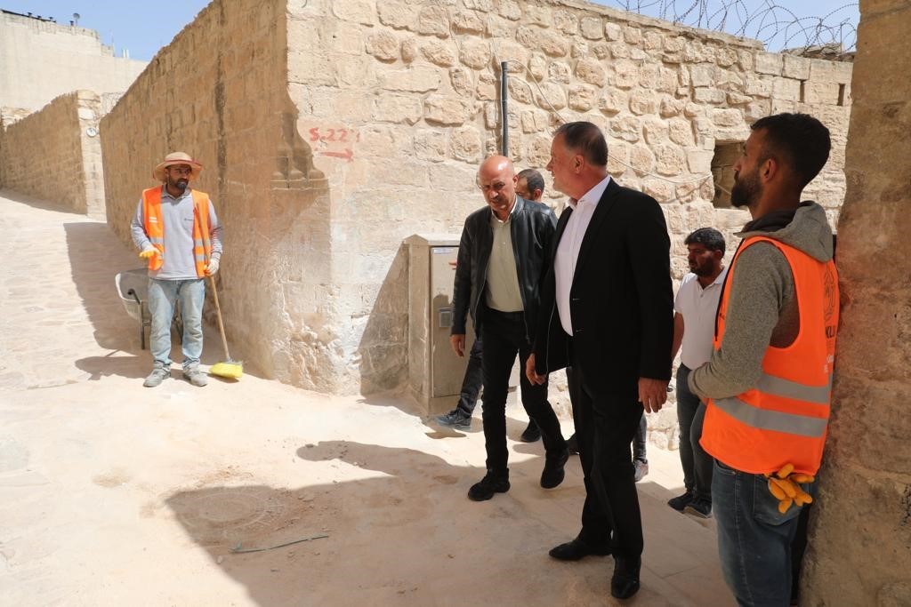 TÜRKİYE’NİN ÖNEMLİ TURİZM MERKEZLERİNDEN OLAN MARDİN’İN TARİHİ SOKAKLARINDA, ARTUKLU BELEDİYESİ