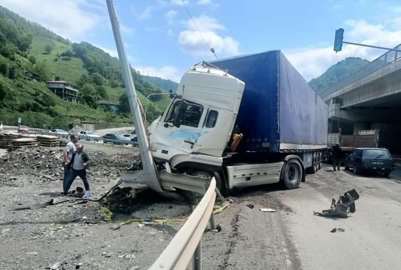 ARTVİN’İN HOPA İLÇESİNDE FİRENİ PATLAYAN TIR,  ÖCE ÖNÜNDEKİ ARAÇLARA