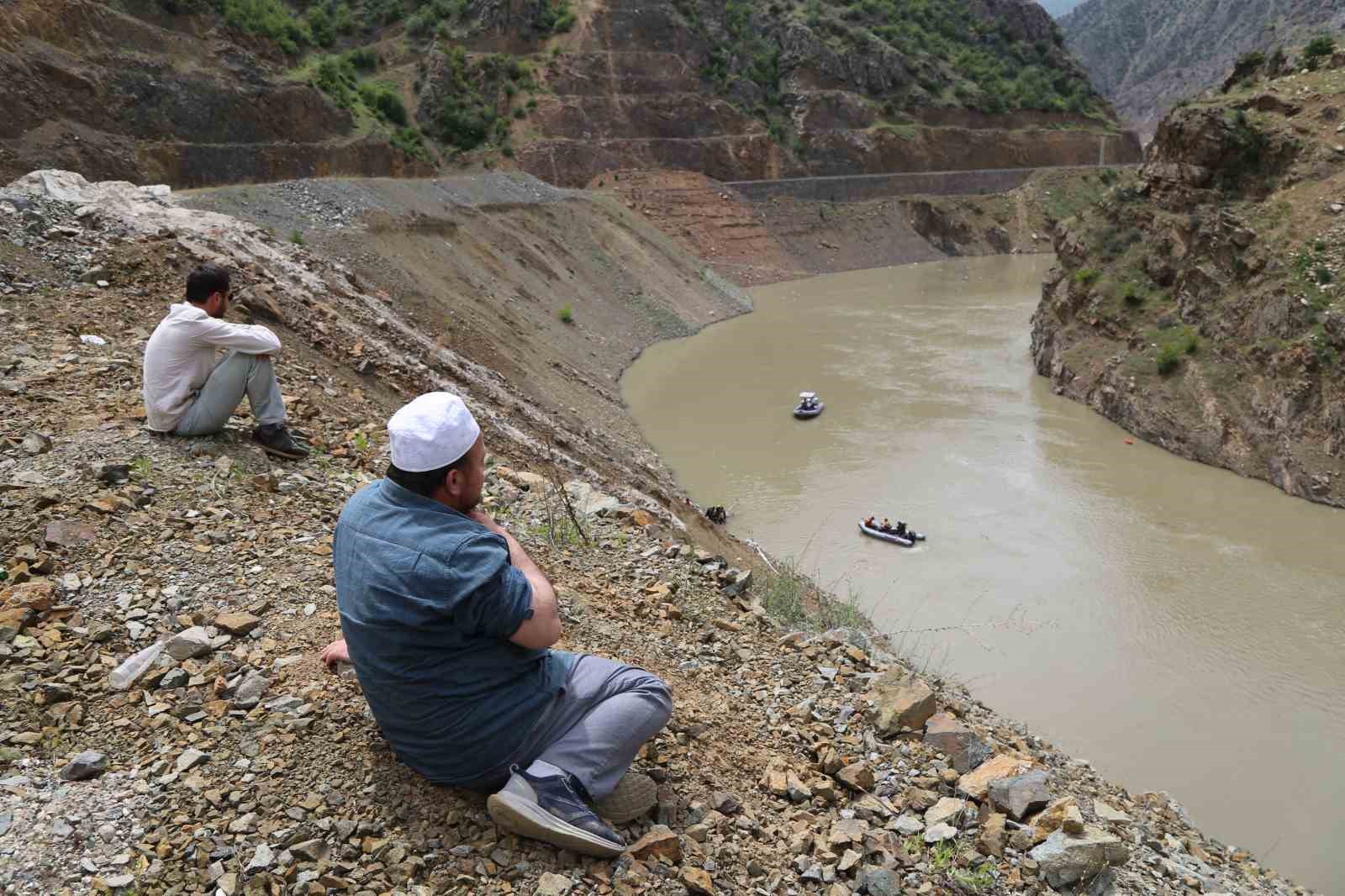 ARTVİN’DE ŞAVŞAT ÇAYINA DÜŞEN KAMYONET SÜRÜCÜSÜ ZÜBEYİR TOPAL’I ARAMA KURTARMA