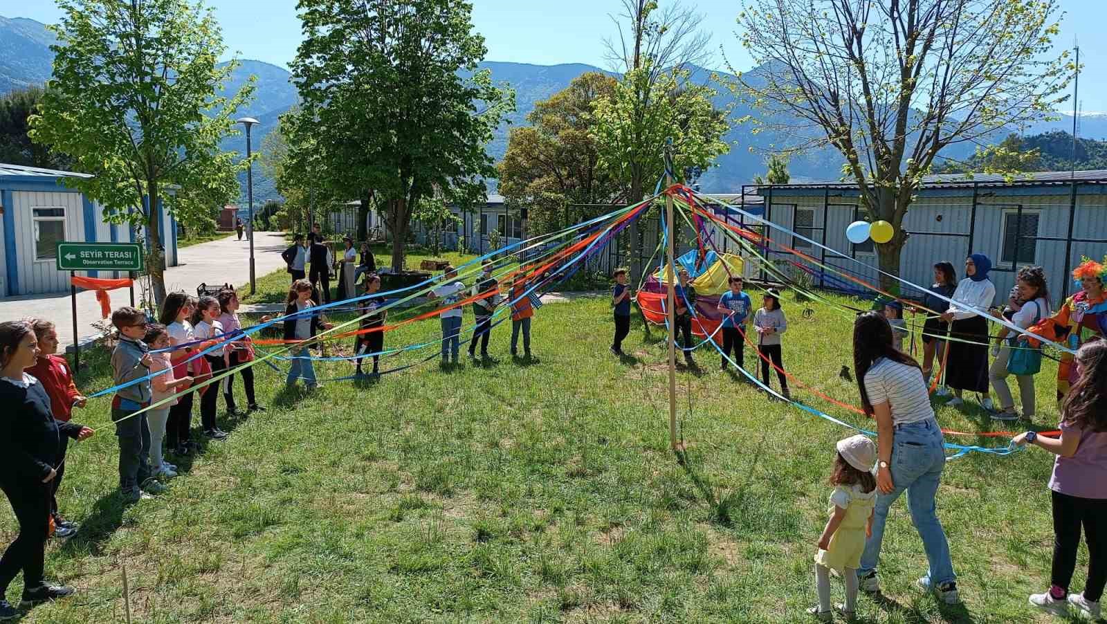 ARTVİN’İN BOTANİK BAHÇESİNDE OKUYAN ARTVİN PROJESİ’ KAPSAMINDA “OKUYAN ÇOCUK-EDEBİYAT-TABİAT” ŞENLİĞİ