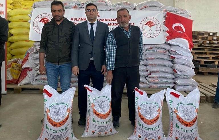 ASLANAPA’DA ÇİFTÇİLERE YÜZDE 50 HİBELİ 25 TON NOHUT TOHUMU DAĞITILDI