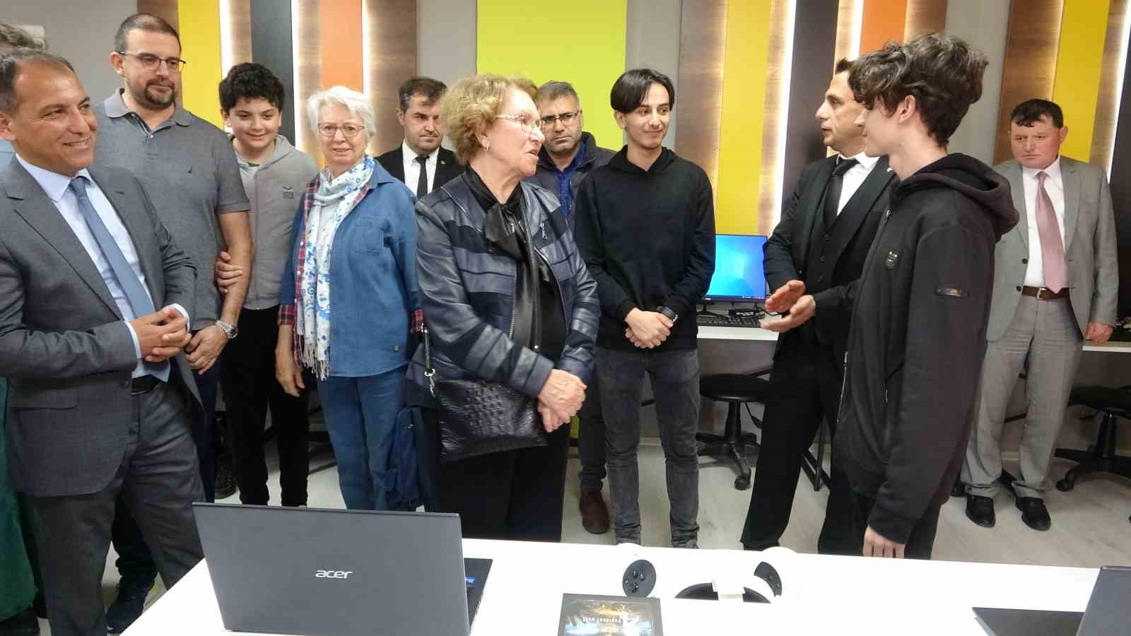 TÜRKİYE’NİN ÖNEMLİ YAZILIM FİRMALARINDA GÖREV YAPAN BİLGİSAYAR MÜHENDİSİ ASLI DERBENT