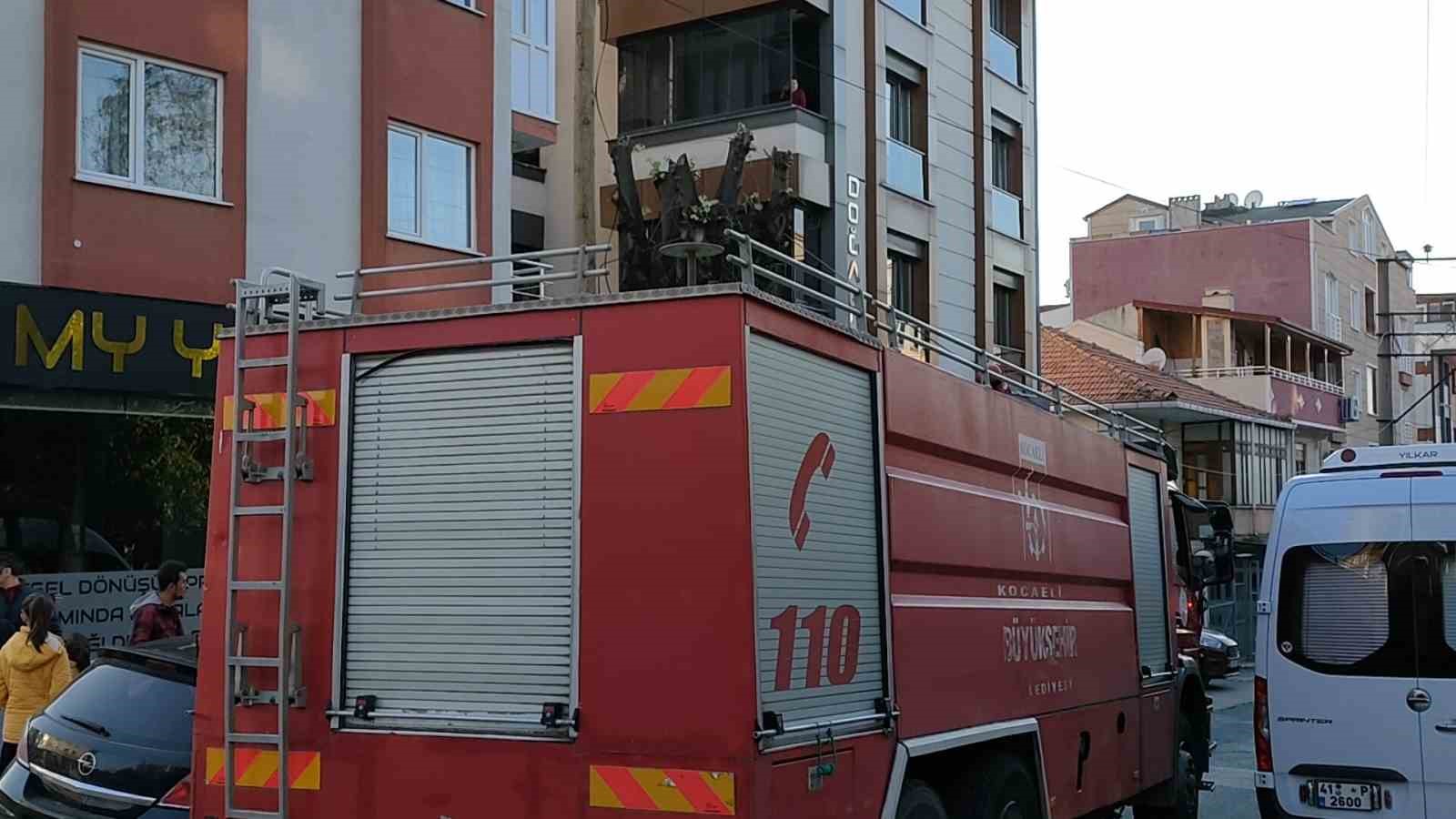 KOCAELİ'NİN GEBZE İLÇESİNDE MUTFAKTAKİ ASPİRATÖRDEN ÇIKAN YANGIN İTFAİYE EKİPLERİ TARAFINDAN