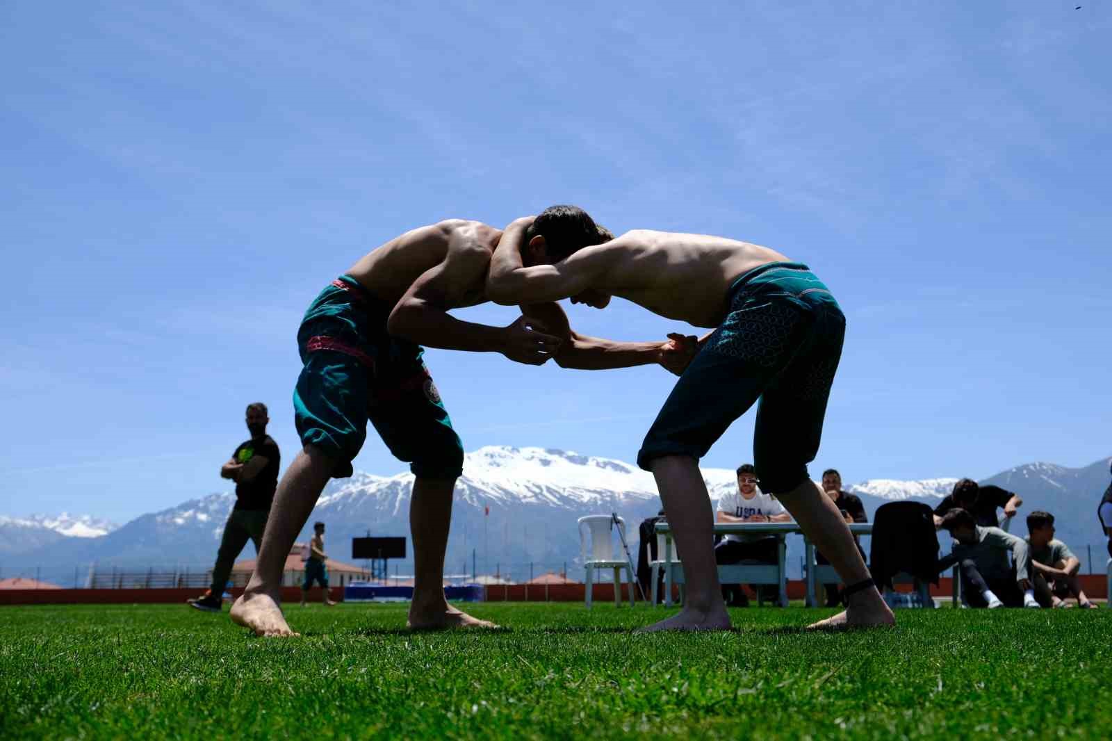 ATA SPORUNDA GENÇ PEHLİVANLAR ER MEYDANINA ÇIKTI