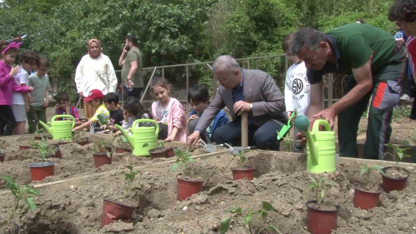 ÜSKÜDAR’DA BULUNAN KUZGUNCUK BOSTANI’NDA DÜZENLENEN FİDE DİKİM ŞENLİĞİ'NDE ATA TOHUMU
