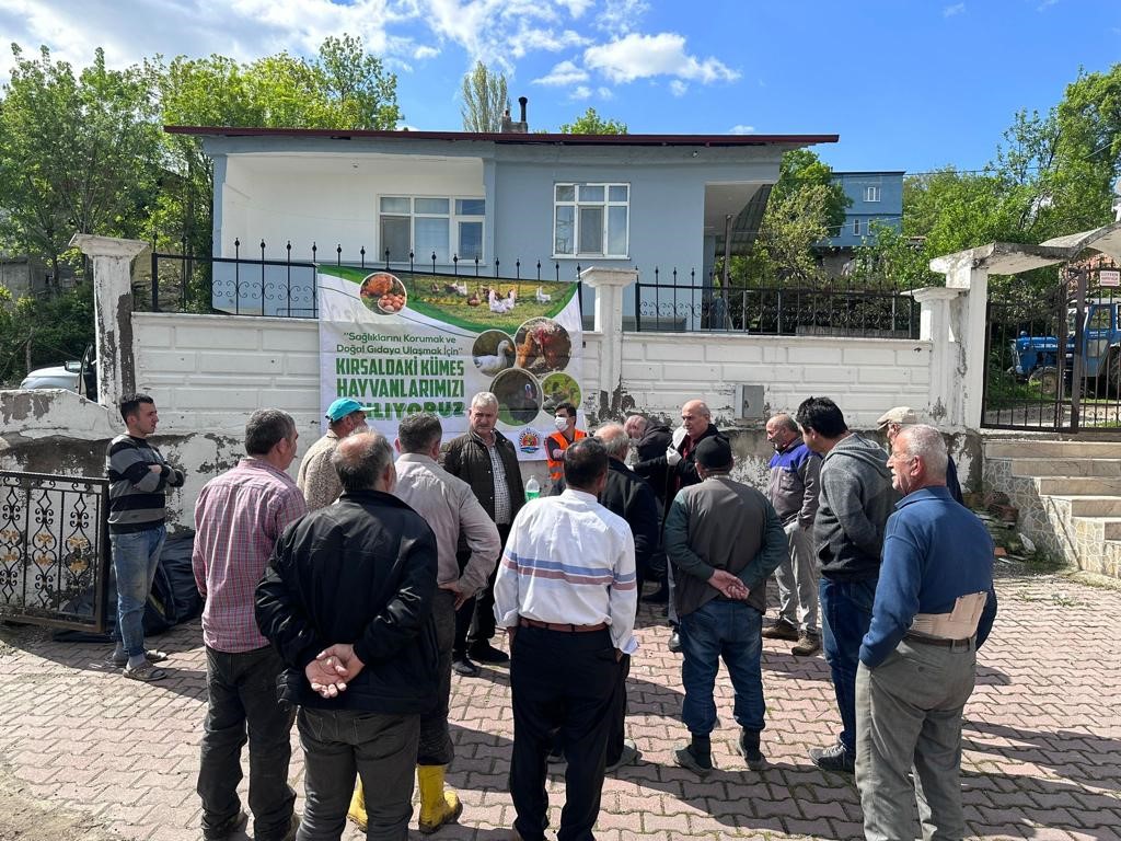 ATAKUM BELEDİYESİ EKİPLERİ, KIRSAL MAHALLELERDE KÜMES HAYVANLARINI TEHDİT EDEN HASTALIKLARA