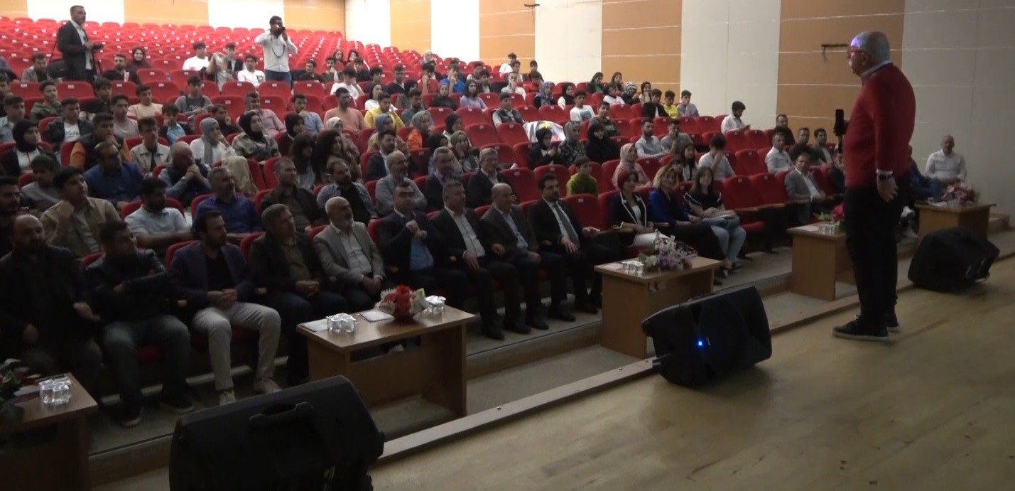 ATAMAN ÖZBAY, BAŞARILARLA DOLU HAYAT HİKÂYESİNİ MUŞLU GENÇLERLE PAYLAŞTI.