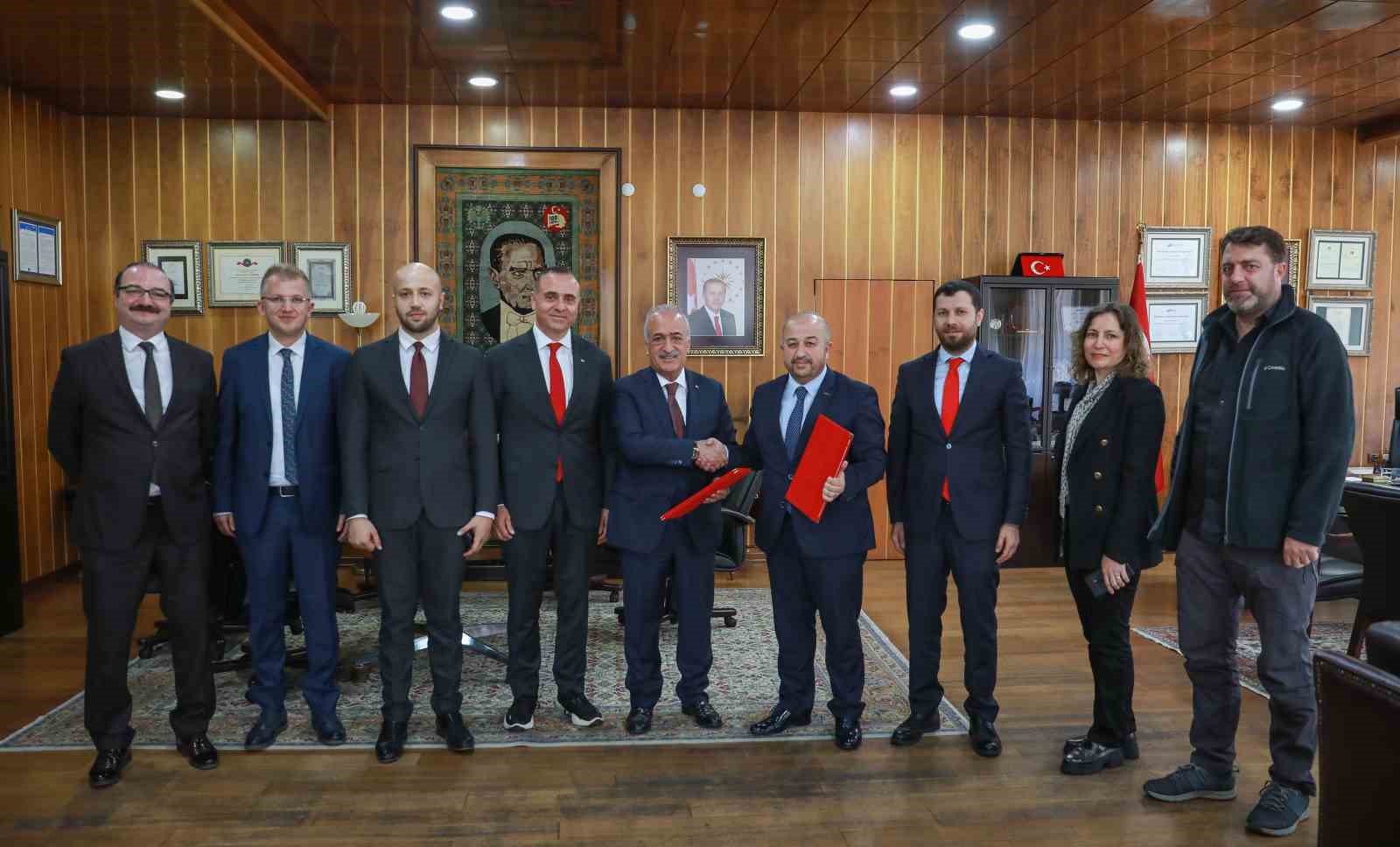 İLAÇ SANAYİ ALANINDA PROTOKOL İMZALAMAK ÜZERE ATATÜRK ÜNİVERSİTESİNE GELEN BERKO,