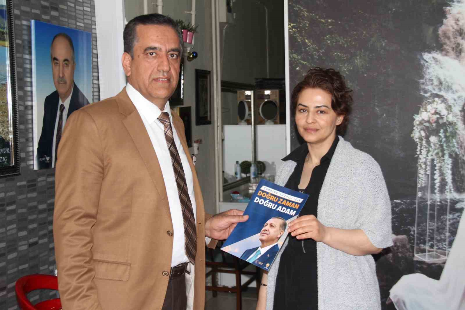 AVUKAT AZİZ DİNÇ, SOKAK SOKAK GEZEREK CUMHURBAŞKANI ERDOĞAN’A DESTEK TOPLUYOR