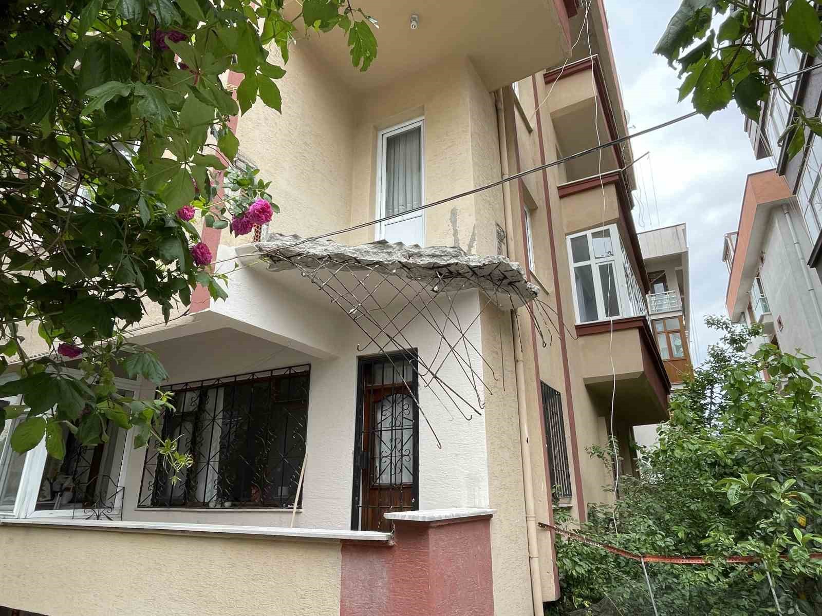 AVCILAR'DA BALKONU ÇÖKEN 36 YILLIK BİNA, YAPILAN İNCELEMELERİN ARDINDAN TAHLİYE