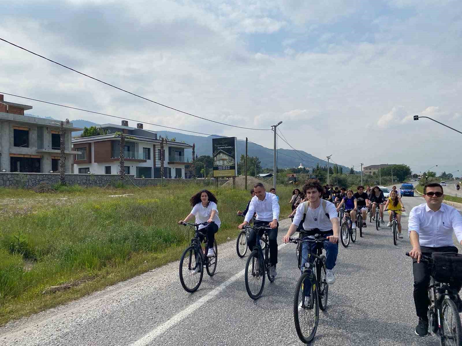İZMİR’İN KEMALPAŞA İLÇESİNE PROJE ÇERÇEVESİNDE GELEN AVRUPALI ÖĞRENCİLER BİSİKLET TURUNA