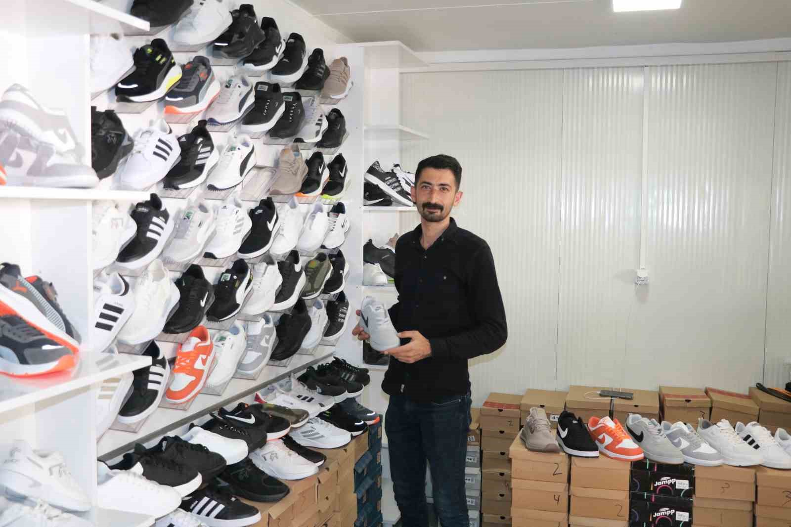 KAHRAMANMARAŞ’TA MEYDAN GELEN DEPREMLERİN ARDINDAN İŞ YERLERİ HASAR GÖREN AYAKKABI