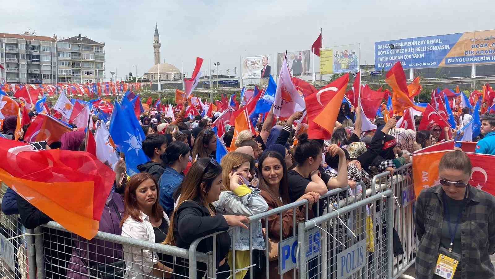 CUMHURBAŞKANI RECEP TAYYİP ERDOĞAN’IN AYDIN MİTİNGİ ÖNCESİ VATANDAŞLAR MEYDANI SAATLER