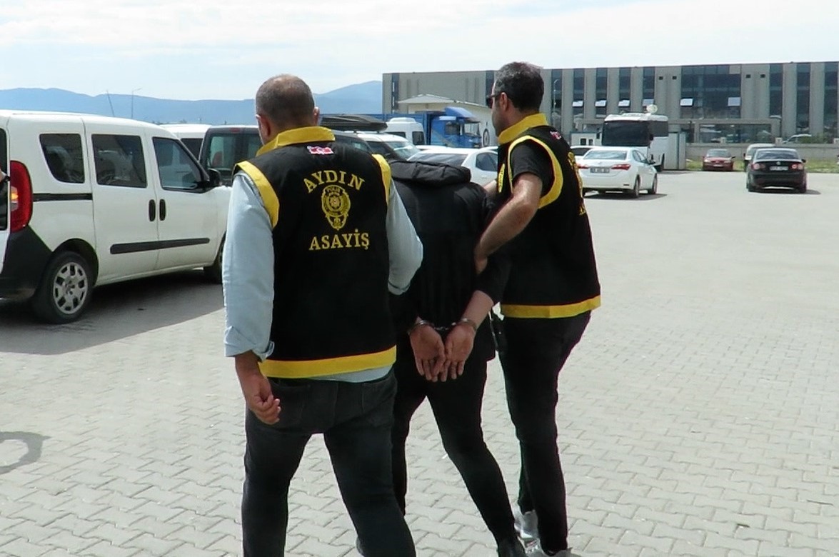 AYDIN POLİSİ DOLANDIRICIYI SUÇÜSTÜ YAKALADI