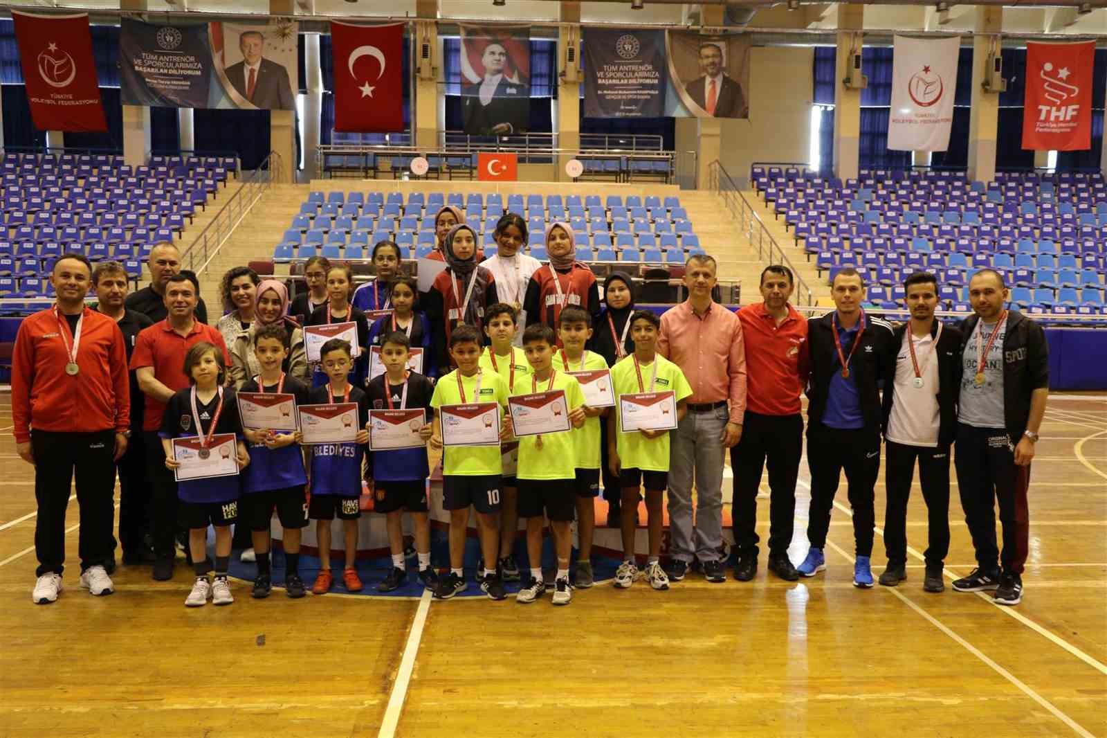 AYDIN’DA DÜZENLENEN OKULLAR ARASI KÜÇÜKLER BADMİNTON GRUP MÜSABAKALARI SONA ERDİ.