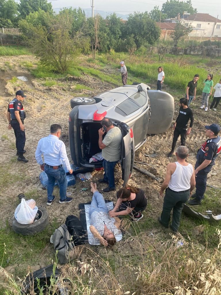 AYDIN'IN EFELER İLÇESİNDE OTOMOBİLİN YOLDAN ÇIKARAK ŞARAMPOLE UÇMASI SONUCU MEYDANA
