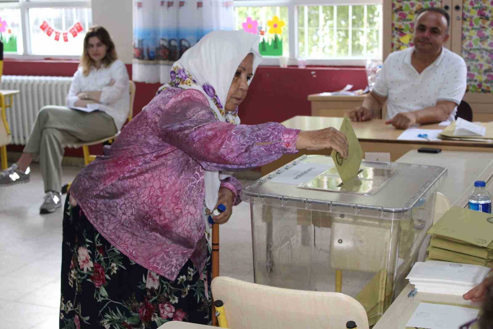 AYDIN’IN EFELER İLÇESİNDE SAAT 08.00 İTİBARİYLE OY KULLANMA İŞLEMİ BAŞLARKEN,