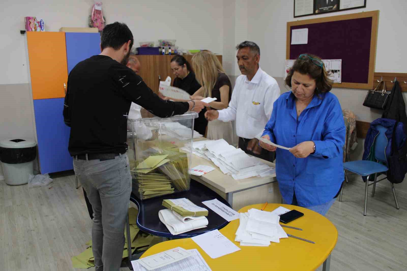 AYDIN’IN EFELER İLÇESİNDE SAAT 17.00 İTİBARİYLE OY KULLANMA İŞLEMİ SONA